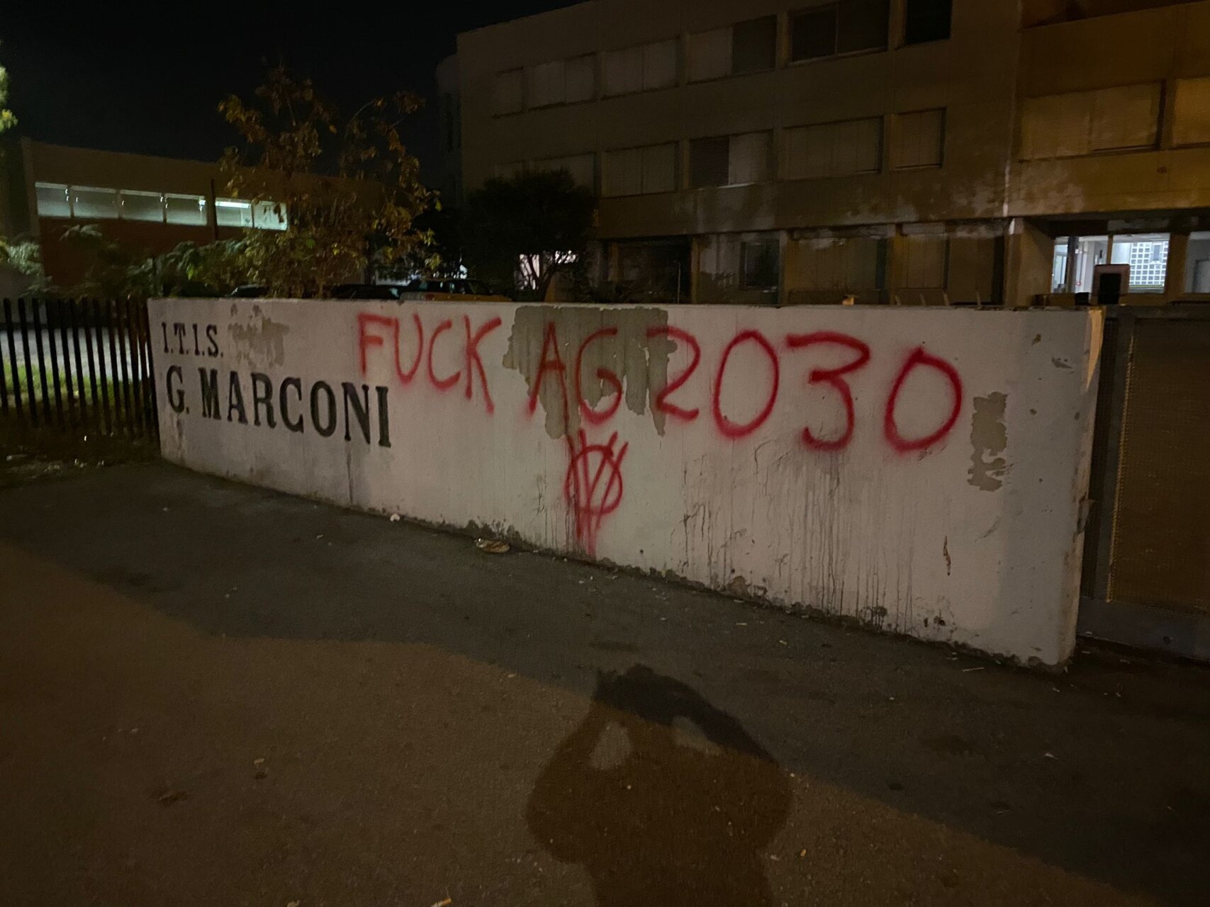 scritte atti vandalici Marconi Dalmine (2)