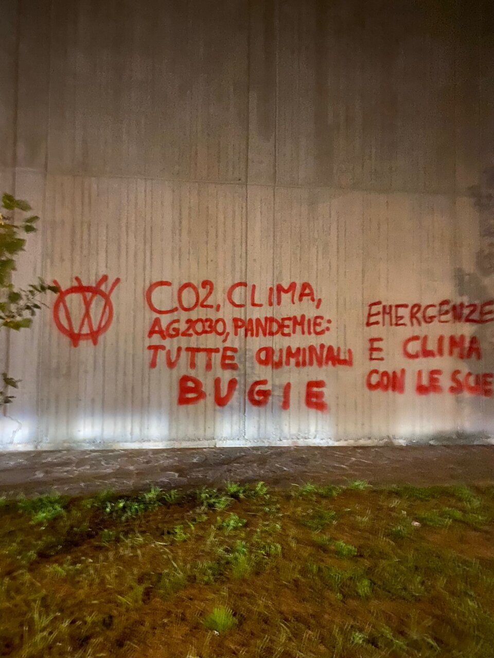 scritte atti vandalici Marconi Dalmine (3)