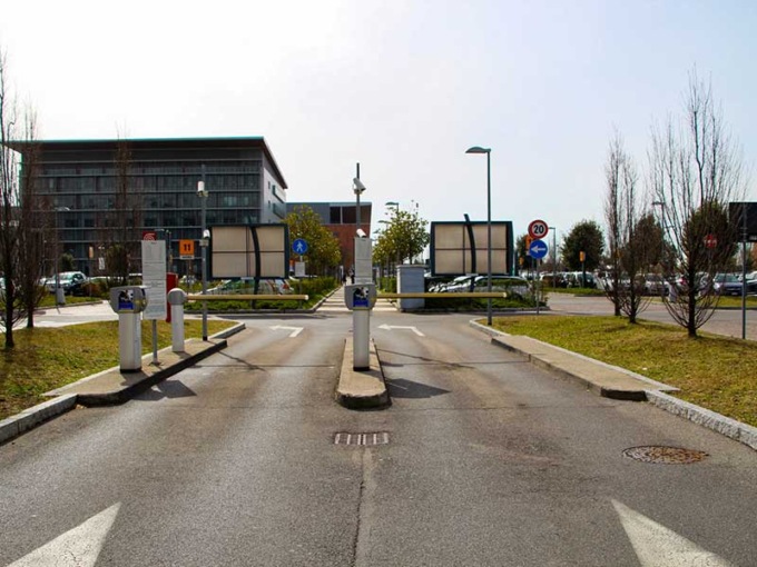 Donna rapinata nel parcheggio dell’ospedale di Bergamo: l’aggressore aveva un coltello