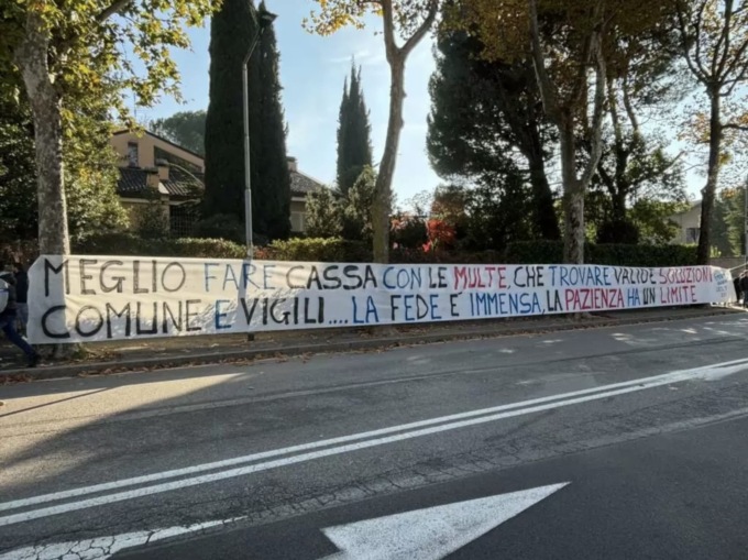 Multe allo stadio, lo striscione: «La pazienza dei tifosi ha un limite». I residenti: «Anche la nostra»
