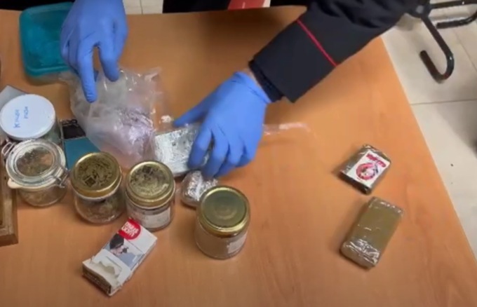 Traffico di droga, in manette uomini di due gruppi criminali. Sequestrate droga e una pistola