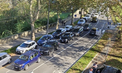 Con il bel tempo, pienone in centro. Bergamo invasa dalle auto