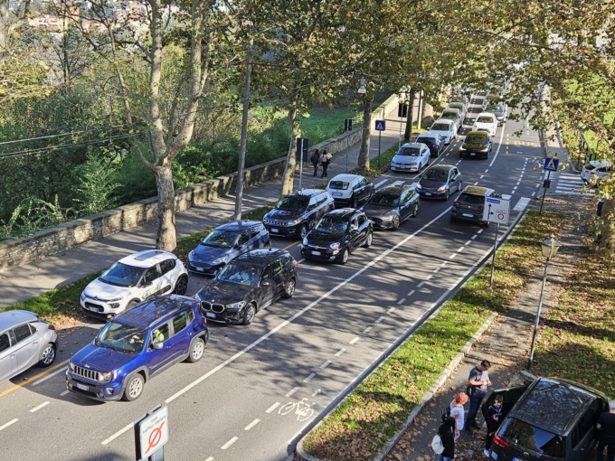Con il bel tempo, pienone in centro. Bergamo invasa dalle auto