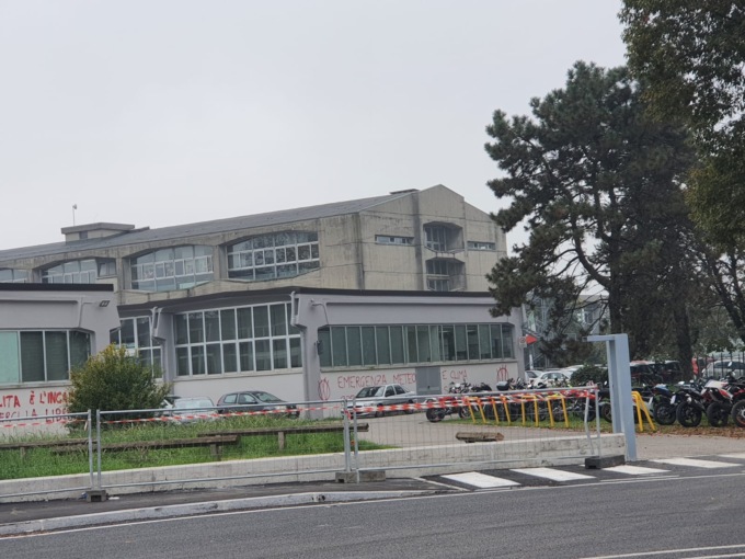 I complottisti colpiscono ancora: imbrattato l’Istituto Archimede di Treviglio