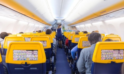 Rubavano sigarette, profumi e perfino gratta e vinci sugli aerei low cost: steward nei guai