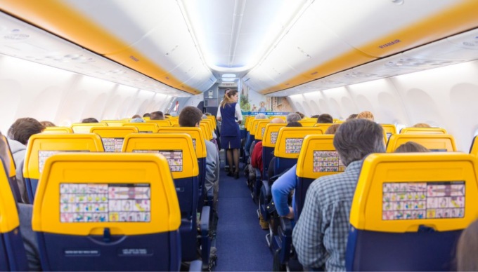 Rubavano sigarette, profumi e perfino gratta e vinci sugli aerei low cost: steward nei guai
