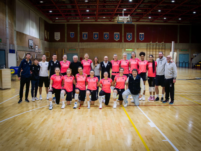 Julio Velasco, ct della Nazionale d’oro a Parigi, ha fatto visita al Volley Bergamo 1991
