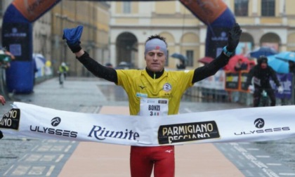 Il bergamasco Bonzi ha vinto la maratona di Reggio Emilia, tra centinaia di ritiri e casi di ipotermia