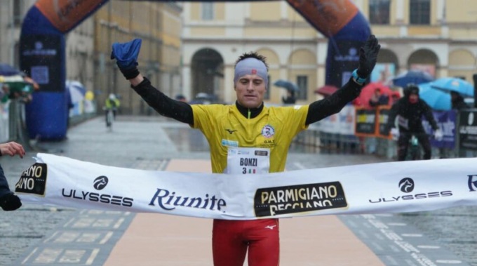 Il bergamasco Bonzi ha vinto la maratona di Reggio Emilia, tra centinaia di ritiri e casi di ipotermia