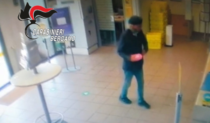 Rapina le poste di Pedrengo e Bergamo, ai domiciliari un 75enne: incastrato dai video