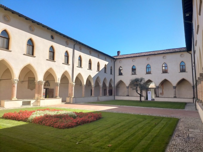 In cima alla “scala santa” appare l’affresco quattrocentesco l’”Adorazione con paraduro”