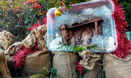 Un “Presepe dell’Esondato” allestito su un balcone delle case Aler di Valtesse