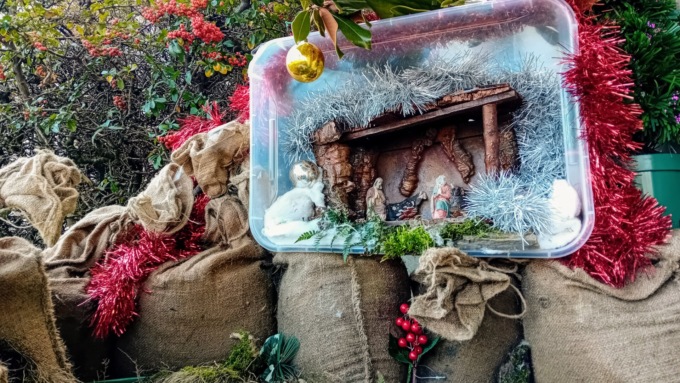Un “Presepe dell’Esondato” allestito su un balcone delle case Aler di Valtesse