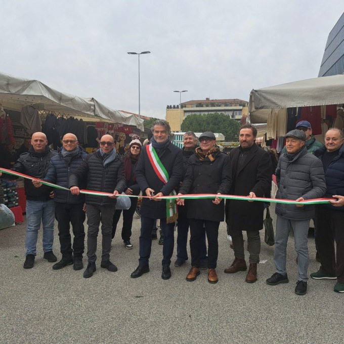Taglio del nastro in piazzale Goisis: torna il mercato. E ci sono anche più servizi