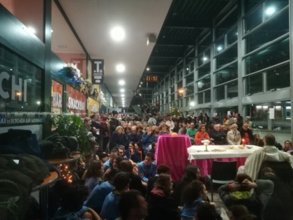 Torna la messa di Natale in stazione a Bergamo: il ricavato ai senzatetto del Galgario