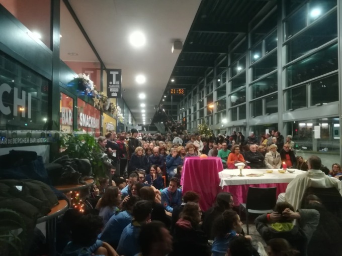 Notte di luce e solidarietà: la messa di Natale alla stazione delle autolinee di Bergamo