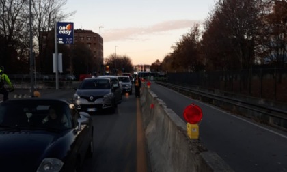 Incubo traffico lungo via Moroni: «Mezzi fermi 20 minuti, colpa del cantiere e-Brt»