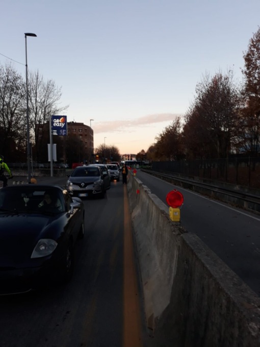 Incubo traffico lungo via Moroni: «Mezzi fermi 20 minuti, colpa del cantiere e-Brt»