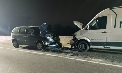 Malore al volante sul provinciale a Palosco, si schianta e muore a 76 anni