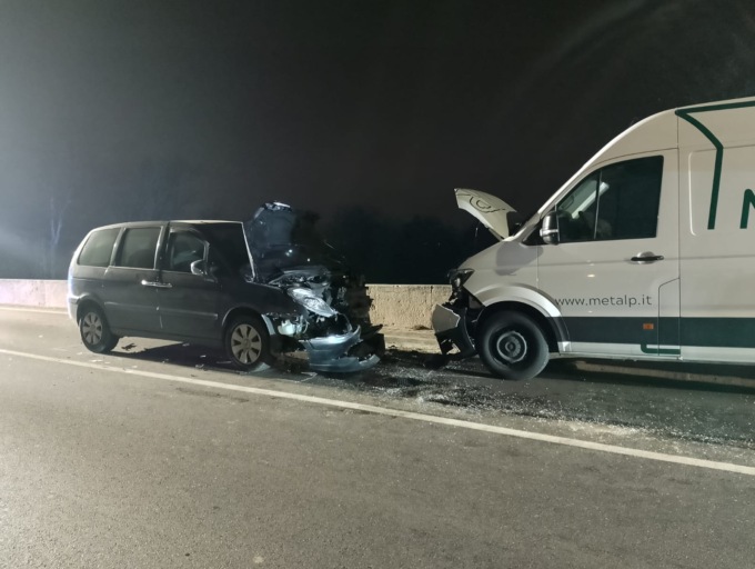 Malore al volante sul provinciale a Palosco, si schianta e muore a 76 anni