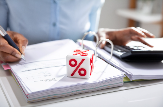 Tassi in calo: acquisti a rate e paghi con la cessione del quinto