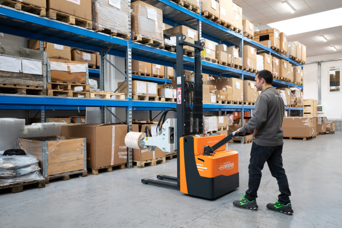 Presa, rotazione e deposito bobine attraverso un unico dispositivo: il manipolatore elettrico Elevit di Renova