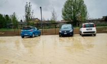 In via Rezzara a Dalmine un vero e proprio "parcheggio di fango" per genitori e scolari