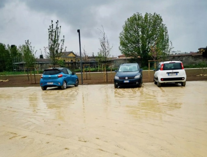 In via Rezzara a Dalmine un vero e proprio “parcheggio di fango” per genitori e scolari