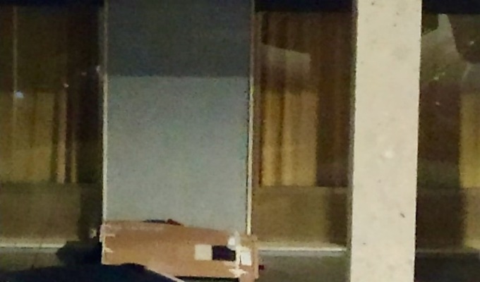La segnalazione di un clochard sotto i portici ad Azzano San Paolo solleva la polemica