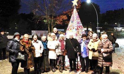 In piazza a Mozzo un albero di quasi quattro metri fatto con ben duemila presine