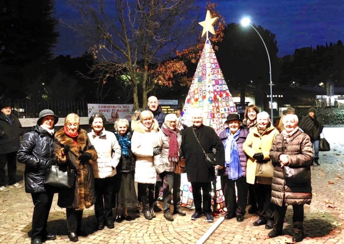 In piazza a Mozzo un albero di quasi quattro metri fatto con ben duemila presine
