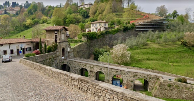 Scavalco di Città Alta “vietato” per sei mesi a causa di alcuni lavori: prove tecniche di caos