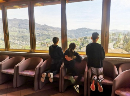«Non partire!», il pianto straziante per il fratello dell’orfano ucraino rimasto in valle