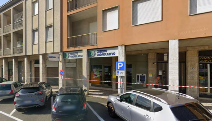 Colpo con il botto a Chiuduno: ladri fanno saltare il bancomat in centro