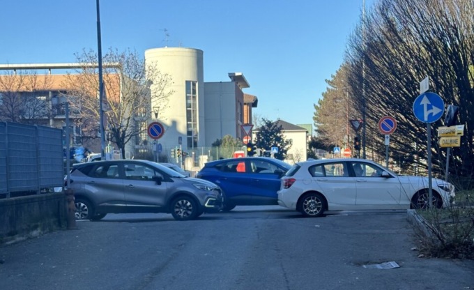Cantiere in via Moroni a Bergamo, il caos è servito. L’assessore: «È per un domani migliore»