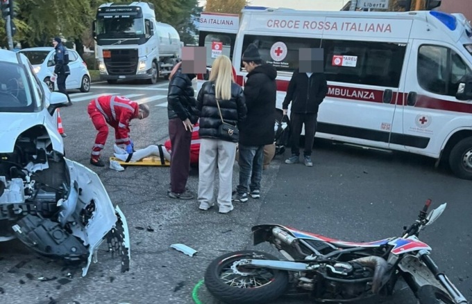 Scontro tra auto e moto ad Albino, in tilt il traffico dalla Val Seriana verso Bergamo