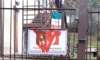 Vandalizzate con scritte complottiste e negazioniste le sedi di Pd, Cgil e Ats a Trescore