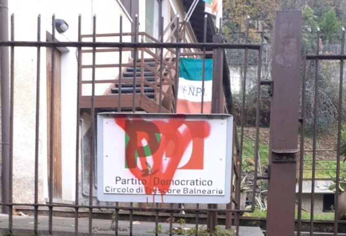Vandalizzate con scritte complottiste e negazioniste le sedi di Pd, Cgil e Ats a Trescore