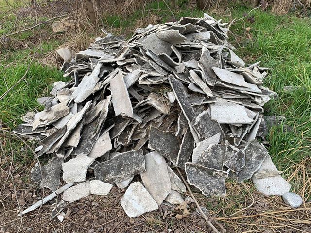 Smaltivano amianto illegalmente in un fabbricato del Bresciano: denunciati due imprenditori di Treviglio