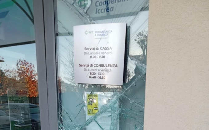 Paura ad Azzano: nel fine settimana botto al bancomat di via Trieste, magro bottino