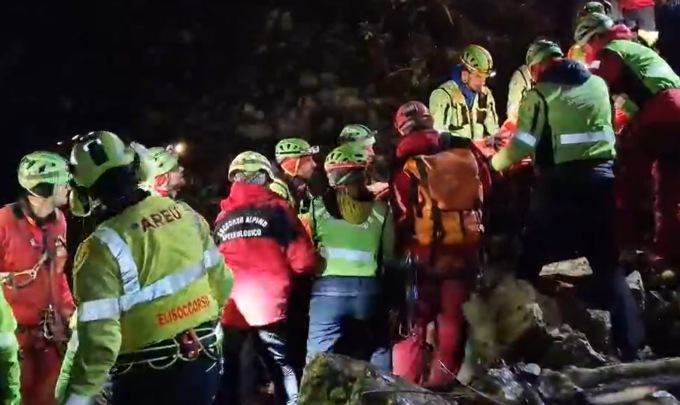 Dopo 80 ore nell’Abisso Bueno Fonteno, Ottavia Piana è tornata a vedere le stelle: i video del salvataggio