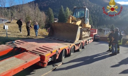 Camion bloccato in un tornante a Castione, chiuso tratto della statale 671 in Val Seriana