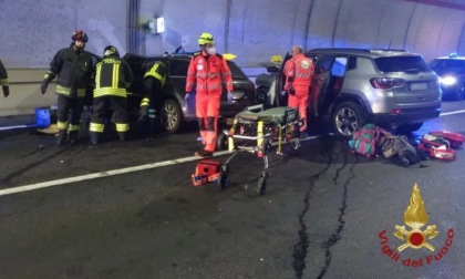 Frontale tra due auto nella galleria Monte di Zogno: tunnel chiuso, cinque feriti