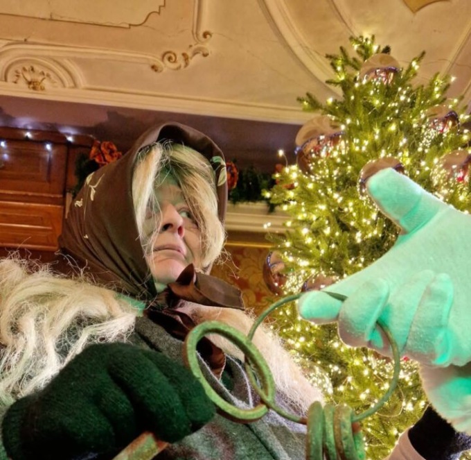 La Befana arriva a Gandino e dà il cambio a Babbo Natale nella “casa” a Palazzo Picinali