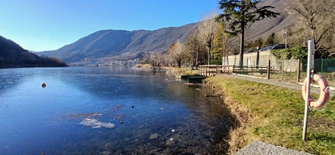 Strato di ghiaccio sul lago di Endine a Monasterolo, ma sono lontani i tempi in cui ci si poteva pattinare
