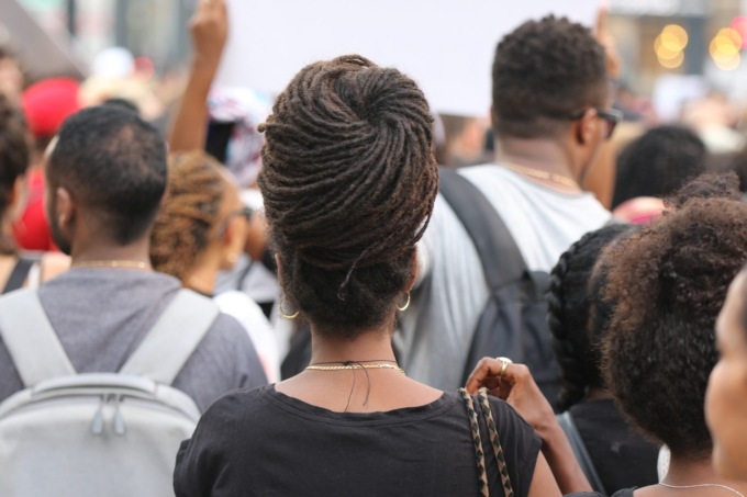 In silenzio dopo gli insulti razzisti per non perdere il posto: «Così da anni, adesso sono stanca di stare zitta»