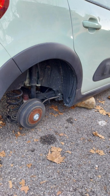 A Bergamo ora smontano pure le ruote alle auto: «Erano nuove, benvenuti nel Far West»