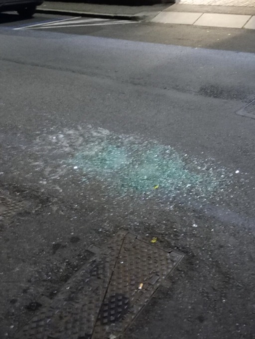 Auto danneggiate e finestrini spaccati in via Stoppani a Bergamo, «il Comune faccia qualcosa»