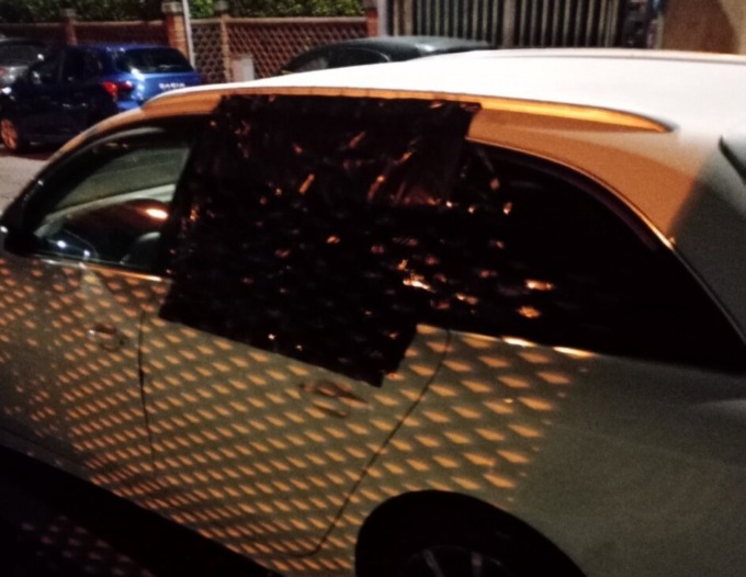 Ancora finestrini delle auto rotti a Bergamo, questa volta in via Santi Maurizio e Fermo