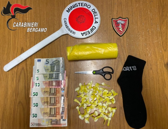 Scappa all’alt dei carabinieri in auto: inseguito e bloccato, aveva cocaina e denaro